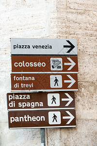 指示前往著名罗马地标的路标图片