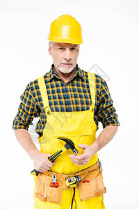 戴着硬帽的成熟工人拿着锤子图片