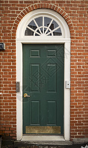 一座典型新英格兰住宅楼门有小型入图片