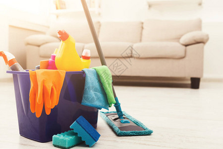 有海绵化学品瓶拖把橡胶手套和毛巾的桶家用设备大扫除整理清洁服务理图片