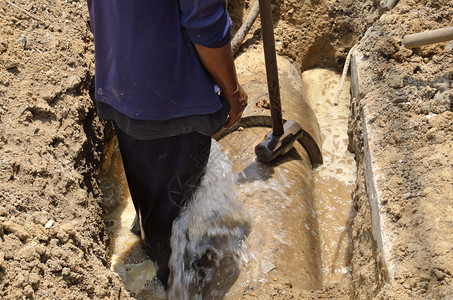 石棉水泥管漏水背景图片