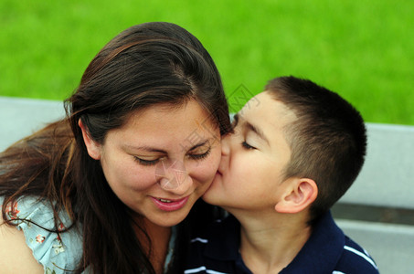 爱他母亲的儿子正在亲她的脸颊图片
