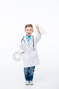 穿着医生服装微笑的小男孩用手指图片