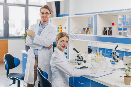 两名白大衣科学家在实验室与显图片