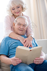 快乐的老年情侣拥抱和放背景图片
