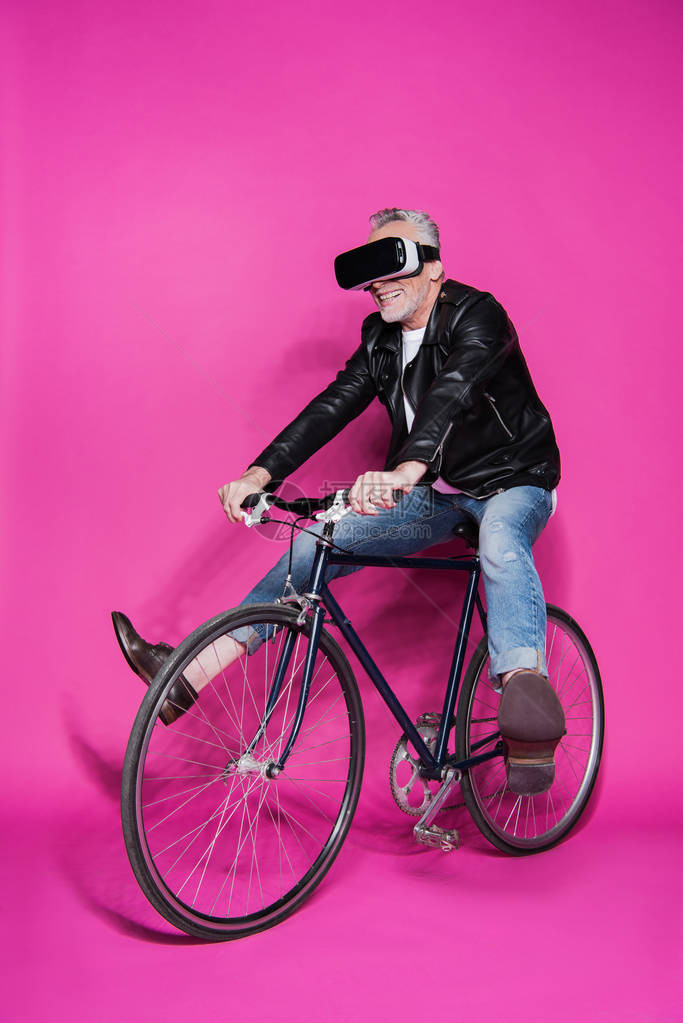 穿着虚拟现实头戴耳机和骑着单图片