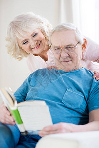快乐的老年情侣在家放松背景图片