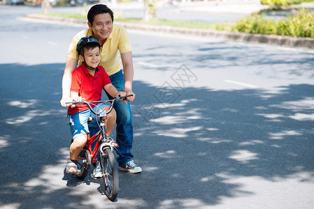 中年亚洲人教孩子骑背景图片