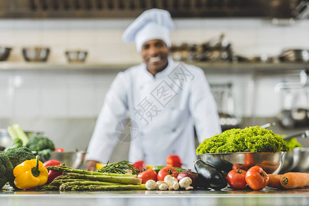 餐厅厨房的非洲厨师笑着的美式厨师图片