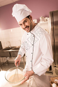 在做面粉的厨师帽中笑着图片