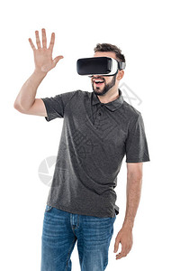 年轻微笑的男子在虚拟现实耳机图片