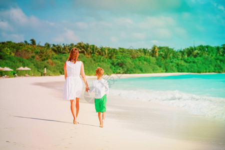母亲和儿子在热带海背景图片