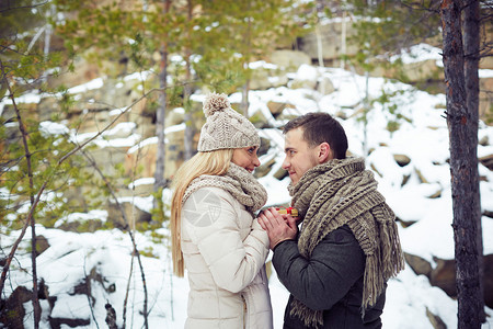 在冬季森林中庆祝情人节的图片