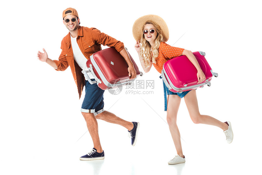 快乐的一对夫妇与旅行袋在白色图片