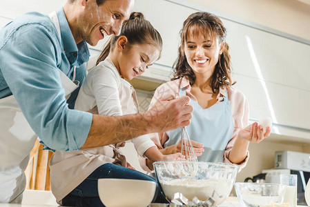 在厨房做面粉赚钱时养家快乐的caucas图片