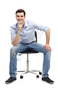 坐在椅子上的年轻人图片