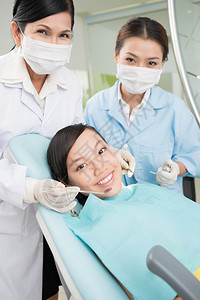 牙科手术期间一名青少年和牙医生垂直肖像照片口图片