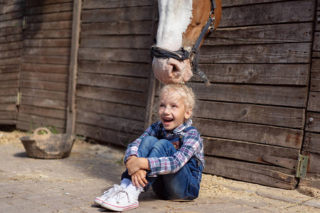 快乐的孩子坐在地上马在农图片
