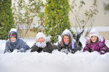 孩子们躺在雪地上高清图片