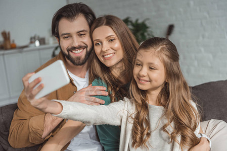 用智能手机自拍的幸福家庭图片
