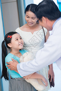 预约优先就诊医生预约在前方诊所就诊时儿童垂直图像背景