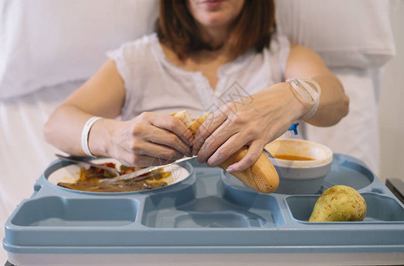 在医院吃饭的女人图片