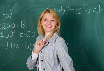 教师考编女人微笑着教育家教室黑板背景教师的工作条件她喜欢她的工作回到学校的概念准教师必须考背景