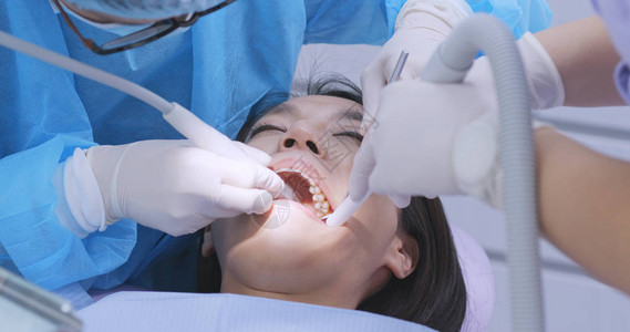牙医检查病人的牙齿图片