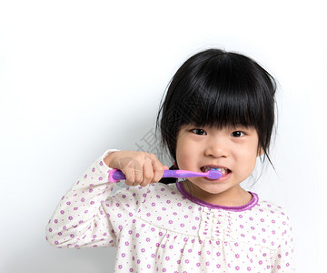 穿着睡衣刷牙的亚洲小女孩图片