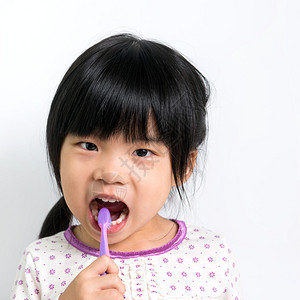 穿着睡衣刷牙的亚洲小女孩图片