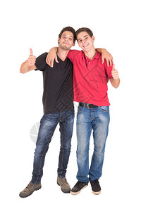 快乐的青少年兄弟拥抱着孤图片