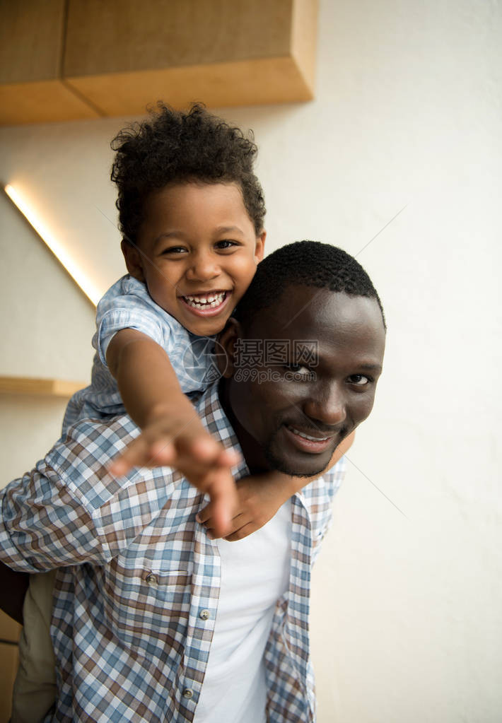 美丽的非洲快乐的美国父亲和孩子拥抱并图片