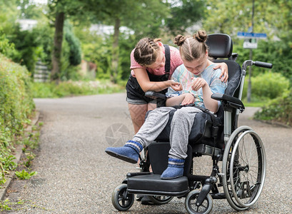 残疾一个坐在轮椅上的残疾儿童由图片