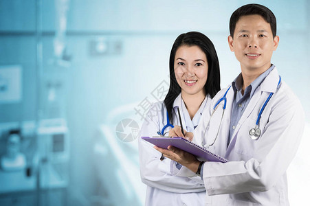 亚洲医生在病人室后面有助听器的亚洲医图片