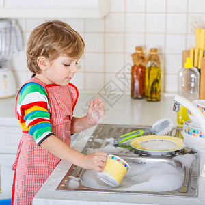 有趣的金发小男孩在国内厨房洗碗孩子很开心帮助他的父母做家务在室内图片
