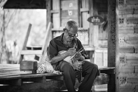 亚洲生活老人叔祖父在家工作亚洲老人生活在农村生活泰国农村人编图片