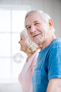在家快乐的老年情侣背景图片