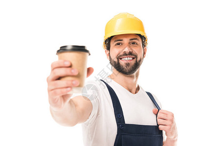 近距离观看着微笑的工人拿着纸杯和咖啡在图片
