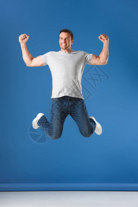 兴奋的男人跳跃图片
