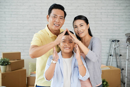 幸福的亚洲三口之家图片
