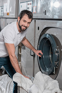 干洗工人打开工业洗衣机图片