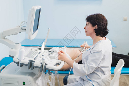 做超声波检查的年轻孕妇由医生图片