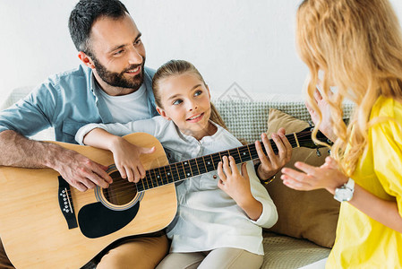 在家为妈弹吉他的父女俩背景图片