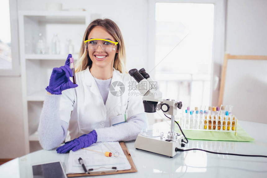 年轻女科学家拿着试管血样在临床实图片