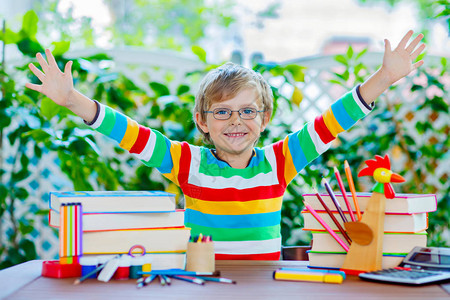 孩子和学生回到学校并对课程图片