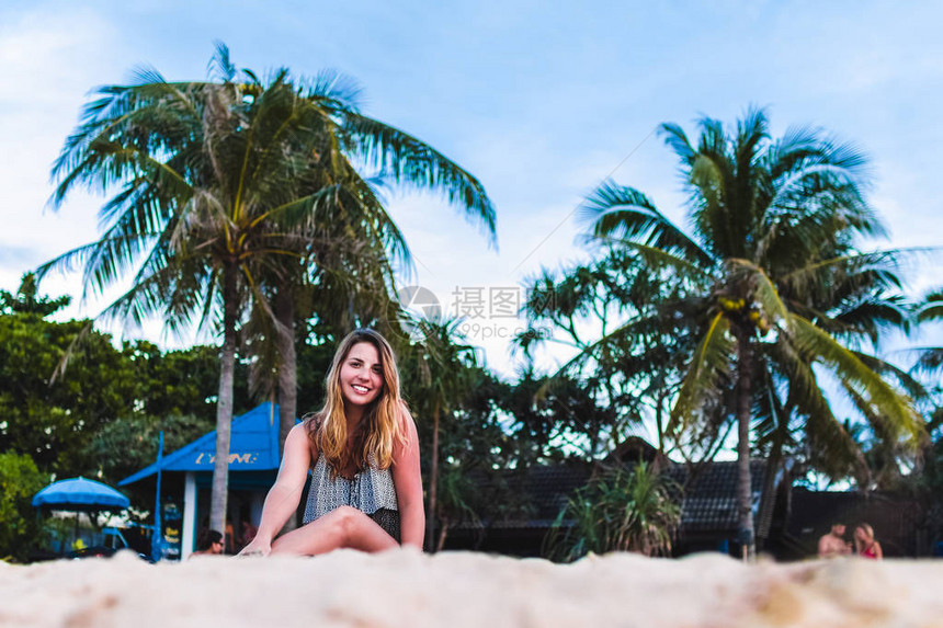 泰国普吉岛Karon海滩女孩照片校图片