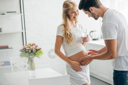 丈夫摸着幸福怀孕妻子肚的肚子图片