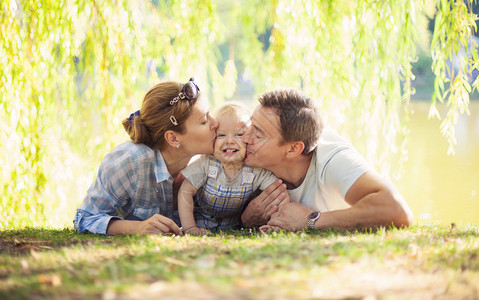 父母亲接吻快乐小男孩父亲母亲和儿子图片