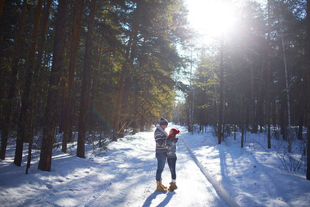 在冬季森林里有浪漫约会图片