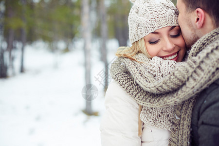 冬天穿冬装的年轻女子与男友在图片